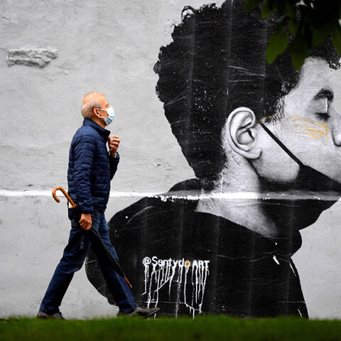 Στην Ισπανία οι πολίτες βγάζουν τη μάσκα στους ανοικτούς χώρους