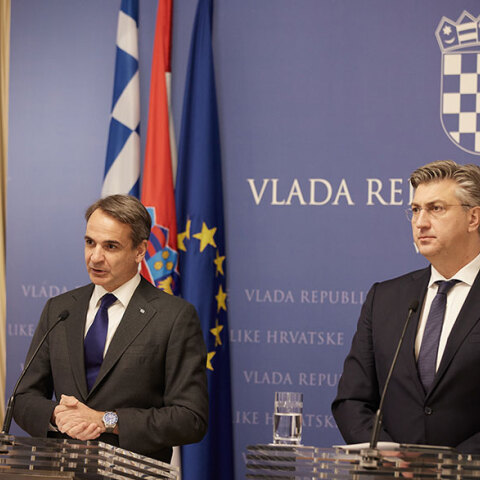 Κυριάκος Μητσοτάκης και Αντρέι Πλένκοβιτς κάνουν δηλώσεις και η διερμηνέας γίνεται viral