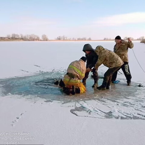 Δύτες στην Ουκρανία ανασύρουν νεκρό τον άνδρα που πνίγηκε μπροστά στη γυναίκα του, βουτώντας στον πάγο