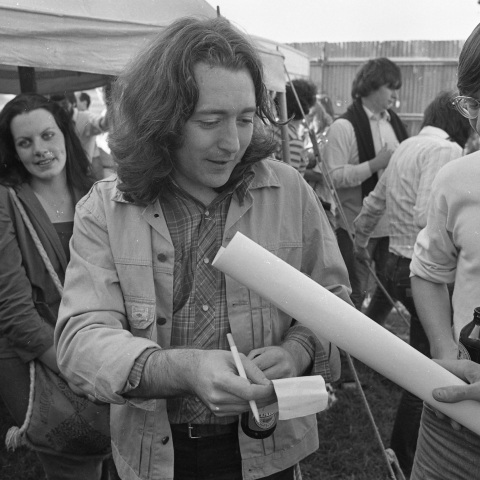 Ο Rory Gallagher υπογράφει αυτόγραφα