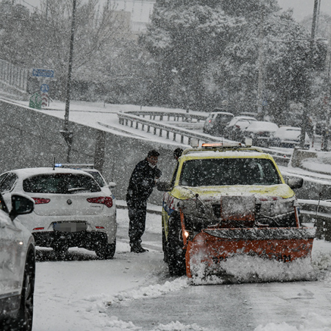 Κακοκαιρία Ελπίδα: Εγκλωβισμένοι οδηγοί στην Αττική Οδό