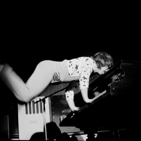 Ο Έλτον Τζον ορμά πάνω στο πιάνο του