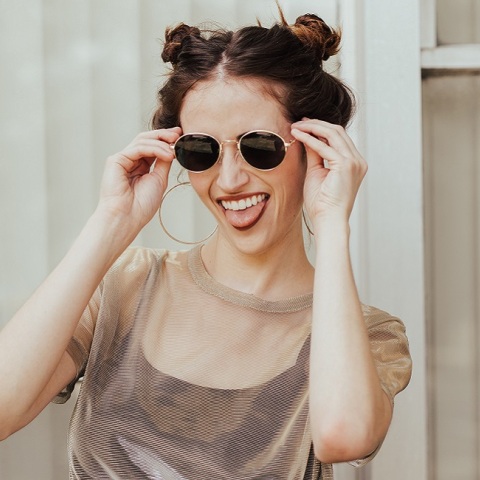 Ένα κορίτσι ποζάρει. 