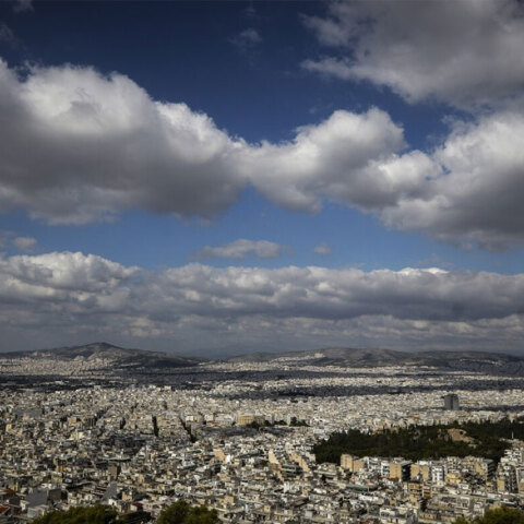 Σύννεφα πάνω από την Αθήνα
