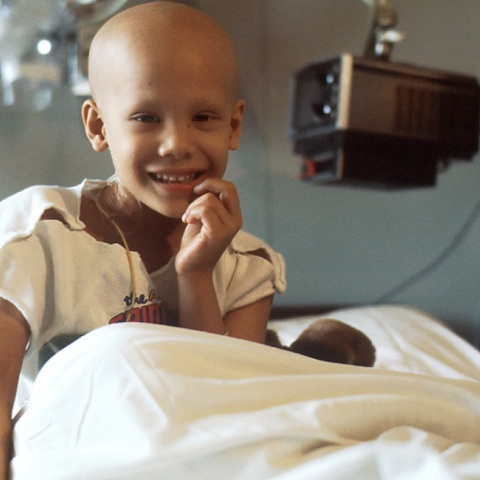 Ένα κορίτσι που έχει καρκίνο και βρίσκεται στο νοσοκομείο. 