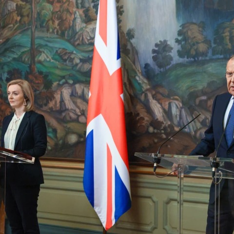 Ρωσία-Βρετανία: Επεισοδιακή συνάντηση των ΥΠΕΞ - Η Λιζ Τρας μπέρδεψε τα...εδάφη