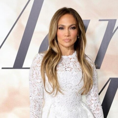 Με νυφικό η εμφάνιση της Τζένιφερ Λόπεζ στην πρεμιέρα της νέας της ταινίας, «Marry me»