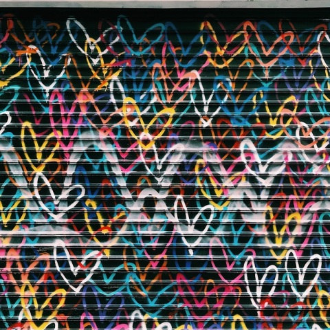 Ένας τοίχος με καρδιές.