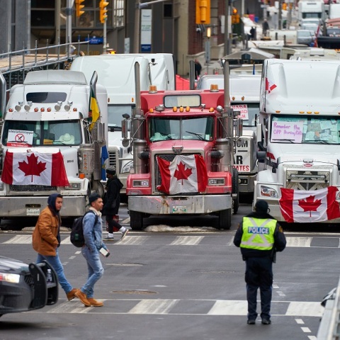 Κλειστή η γέφυρα Αμπάσαντορ – Επεισόδια με διαδηλωτές και συλλήψεις