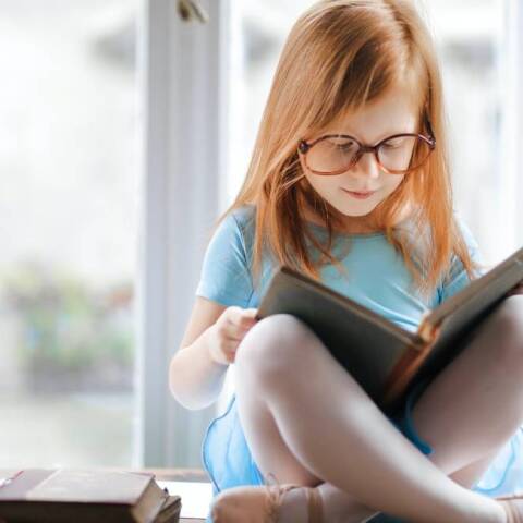 Μικρό κορίτσι διαβάζει βιβλία