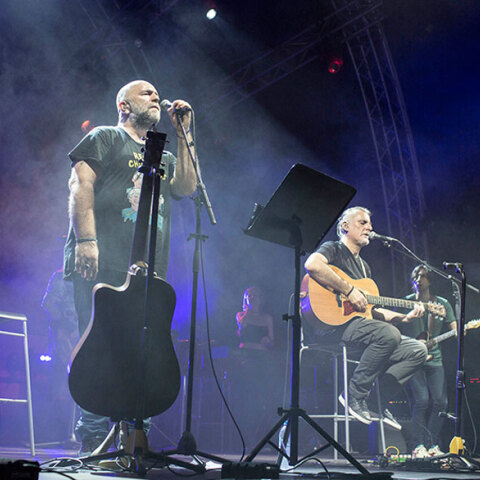 Μπάμπης Στόκας και Φίλιππος Πλιάτσικας των Πυξ Λαξ επί σκηνής