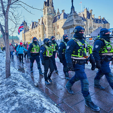 Αστυνομικοί στην Οτάβα του Καναδά σε περιπολία, ενώ συνεχίζονται οι διαδηλώσεις από τους φορτηγατζήδες