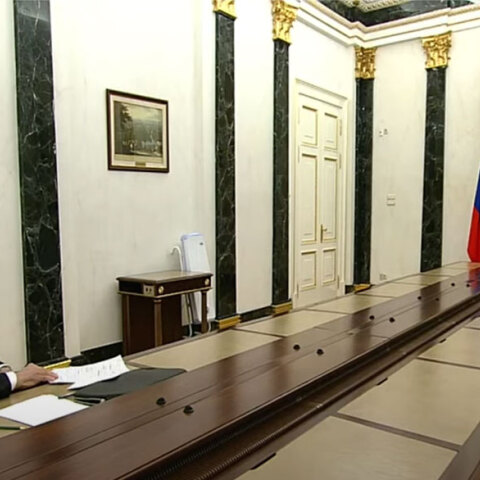 Σεργκέι Λαβρόφ και Βλαντίμιρ Πούτιν στο ίδιο τραπέζι με μεγάλη απόσταση ασφαλείας για τον κορωνοϊό