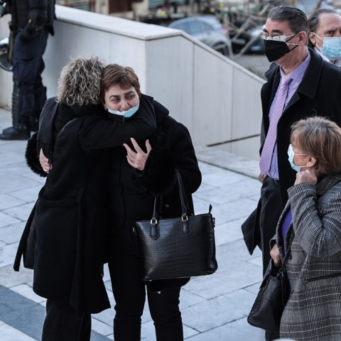 Η μητέρα της δολοφονημένης Ελένης Τοπαλούδη, κ. Κούλα, πέφτει στην αγκαλιά της μητέρας της Γαρυφαλλιάς που δολοφονήθηκε στη Φολέγανδρο