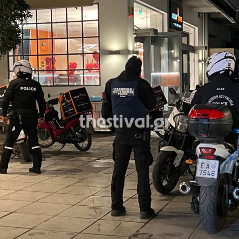 Αστυνομικοί έξω από το κατάστημα εστίασης στη Θεσσαλονίκη όπου έπεσαν οι πυροβολισμοί