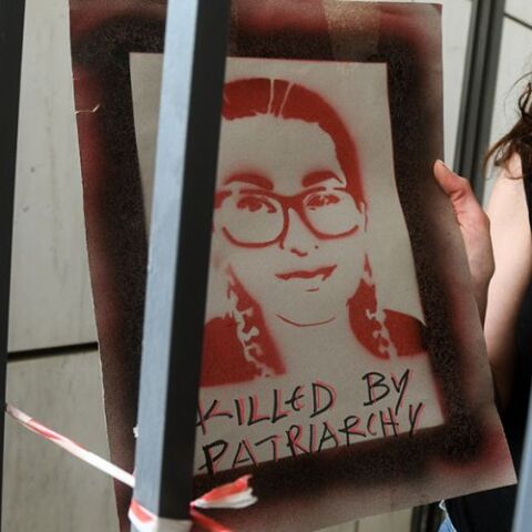 ΣΥΓΚΕΝΤΡΩΣΗ ΑΛΛΗΛΕΓΓΥΩΝ ΚΑΙ ΦΕΜΙΝΙΣΤΙΚΩΝ ΟΡΓΑΝΩΣΕΩΝ ΕΝ ΑΝΑΜΟΝΗ ΤΗΣ ΑΠΟΦΑΣΗΣ ΣΤΗ ΔΙΚΗ ΤΗΣ ΕΛΕΝΗΣ ΤΟΠΑΛΟΥΔΗ