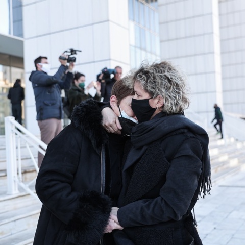 Η μητέρα της δολοφονημένης Ελένης Τοπαλούδη, κ. Κούλα, πέφτει στην αγκαλιά της μητέρας της Γαρυφαλλιάς που δολοφονήθηκε στη Φολέγανδρο