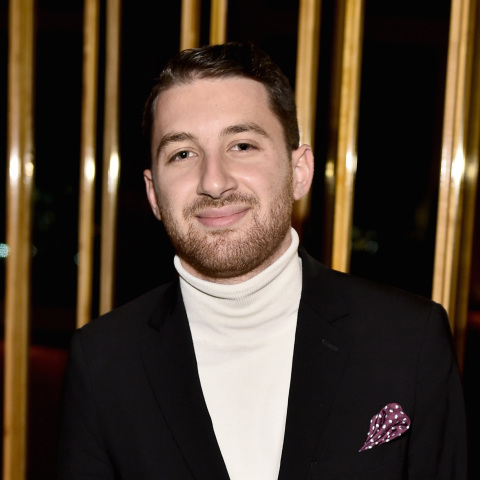 Albert Ayal: Με τον λογαριασμό Up Next Designer ανακαλύπτει νέους σχεδιαστές του πλανήτη, τους οποίους στη συνέχεια φορούν οι celebrities.