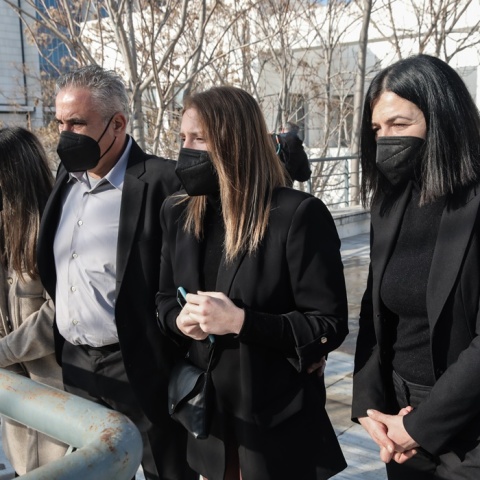 Στιγμιότυπο από την άφιξη της οικογένειας της 22χρονης που κατήγγειλε τον προπονητή ιστιοπλοΐας για βιασμό
