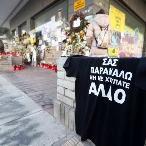 Δολοφονία 19χρονου Άλκη Καμπανού στη Θεσσαλονίκη: Μία φανέλα με τα τελευταία λόγια του νεαρού στο σημείο όπου έχασε τη ζωή του