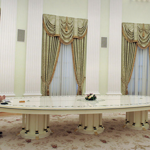 Ο Πούτιν συναντά τον Όλαφ Σολτς στο μακρύ τραπέζι που είχε χρησιμοποιήσει και για τον Μακρόν