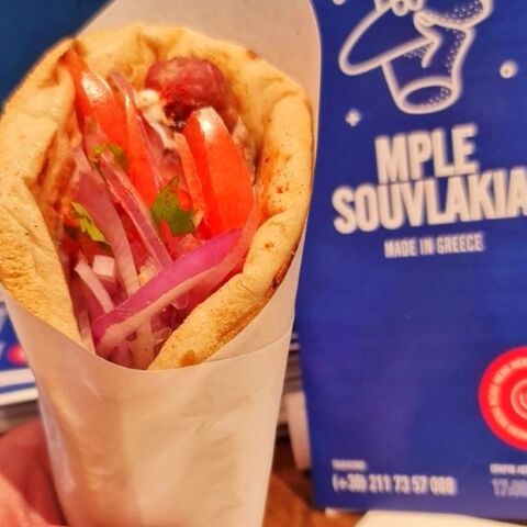 Mple Souvlakia: Τυλιχτά (και) με κόκορα, γύρο σελινόριζα, ζυγούρι