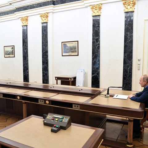 Σεργκέι Λαβρόφ και Βλάντιμιρ Πούτιν συζητούν σε αίθουσα στο Κρεμλίνο