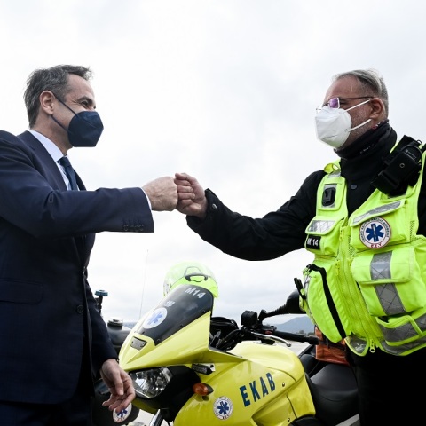 ΟΜΙΛΙΑ ΤΟΥ ΠΡΩΘΥΠΟΥΡΓΟΥ ΚΥΡΙΑΚΟΥ ΜΗΤΣΟΤΑΚΗ ΣΕ ΤΙΜΗΤΙΚΗ ΕΚΔΗΛΩΣΗ ΓΙΑ ΤΟΥΣ ΔΙΑΣΩΣΤΕΣ ΤΟΥΣ ΝΟΣΗΛΕΥΤΕΣ ΚΑΙ ΤΟΥΣ ΓΙΑΤΡΟΥΣ ΤΟΥ ΕΚΑΒ ΣΤΗΝ ΑΕΡΟΠΟΡΙΚΗ ΒΑΣΗ ΤΗΣ ΕΛΕΥΣΙΝΑΣ (ΜΙΧΑΛΗΣ ΚΑΡΑΓΙΑΝΝΗΣ / EUROKINISSI)