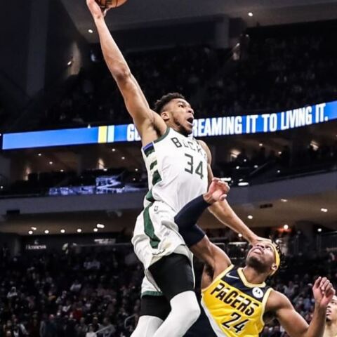 Ο Γιάννης Αντετοκούνμπο στη νίκη επί των Πέισερς