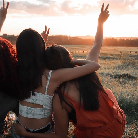 Τρεις φίλες είναι αγκαλιασμένες. 