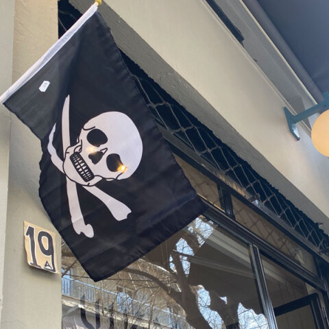 Πειρατική σημαία σε ψιλικατζίδικο στο Μετς