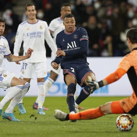 Ο Κιλιάν Εμπαπέ νικά τον Τιμπό Κουρτουά