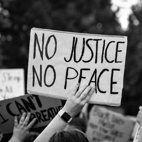 Πλακάτ με τη φράση «no justice no peace»