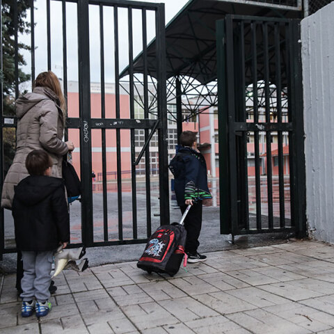 Ξεπέρασαν τις 40.000 τα κρούσματα κορωνοϊού σε παιδιά σε μια εβδομάδα, σύμφωνα με τον ΕΟΔΥ