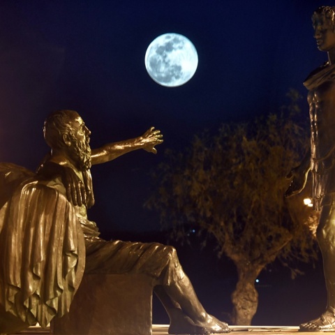 Πανσέληνος του χιονιού: Φωτογραφία από την πανσέληνο του Φεβρουαρίου στην Αθήνα