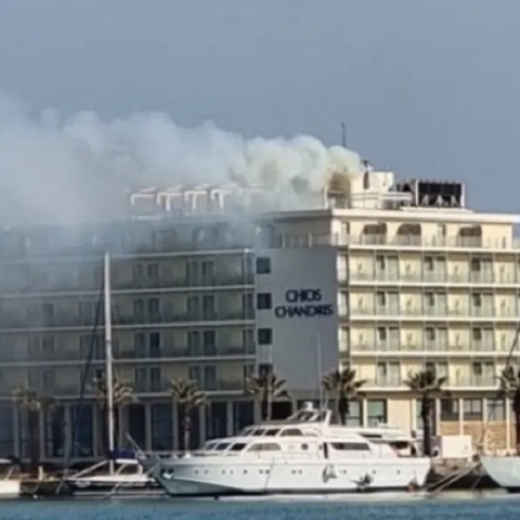 Στις φλόγες ξενοδοχείο στη Χίο