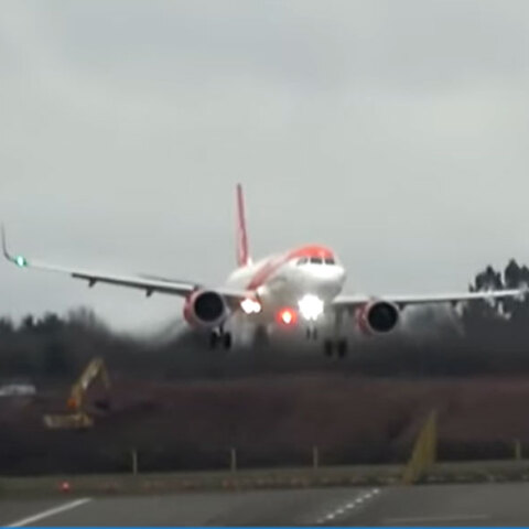 Η κακοκαιρία «Ντάντλεϊ» πήρε και... σήκωσε αεροπλάνο στο Μπέρμιγχαμ