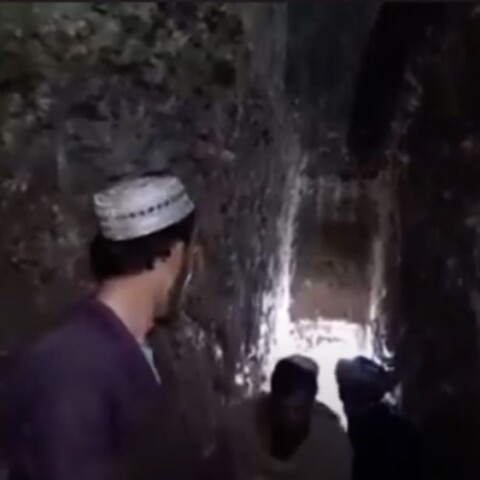 Το σημείο όπου οι διασώστες επιχειρούν για τον απεγκλωβισμό του 9χρονου στο Αφγανιστάν