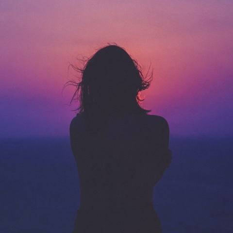 Η σιλουέτα μιας κοπέλας. 