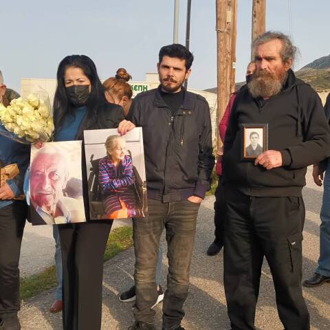 Συγγενείς ηλικιωμένων που πέθαναν κατά την παραμονή τους στο γηροκομείο στα Χανιά πραγματοποιούν διαμαρτυρία έξω από τη δομή - Κρατούν φωτογραφίες και λουλούδια στη μνήμη τους