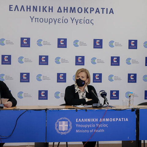 Γκίκας Μαγιορκίνης, Μίνα Γκάγκα και Βάνα Παπαευαγγέλου στη live ενημέρωση για την πανδημία στην Ελλάδα