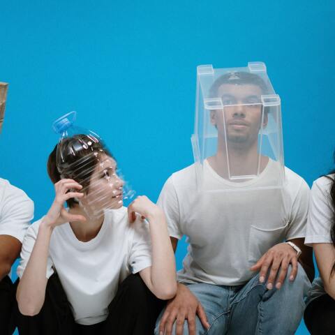 COVID vs. AIDS: Η Village Voice αναλύει τις ομοιότητες και τις διαφορές στις συμπεριφορές και τη διαχείριση των δύο ασθενειών. 