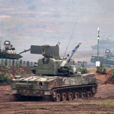 Ρωσικά τεθωρακισμένα σε στρατιωτική άσκηση στα σύνορα με την Ουκρανία