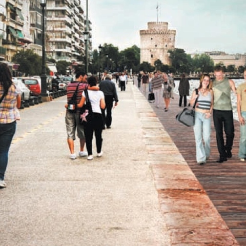 Άνθρωποι που περπατούν στην παραλία της Θεσσαλονίκης