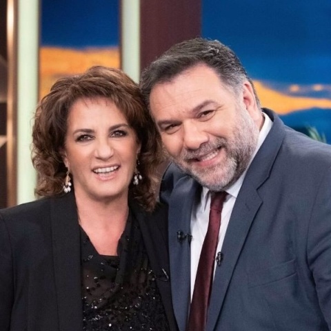 Η Χριστίνα Σούζη με τον Γρηγόρη Αρναούτογλου στο περιθώριο της συνέντευξης για το The 2night Show