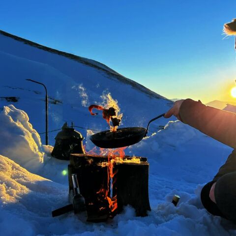 Μαγειρεύοντας στο χιόνι το βλάχικο τυρί Κασκαβάλ