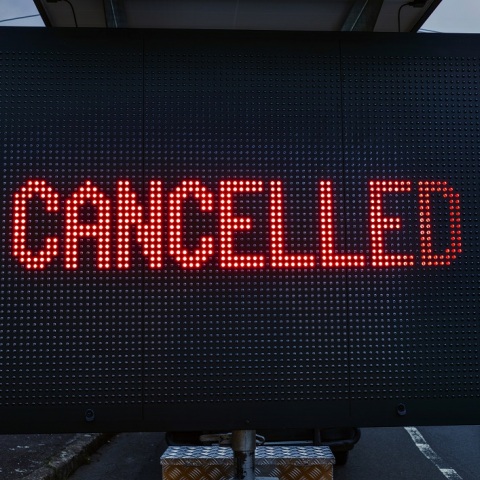 Ηλεκτρονική πινακίδα στην οποία αναγράφεται η λέξη canceled