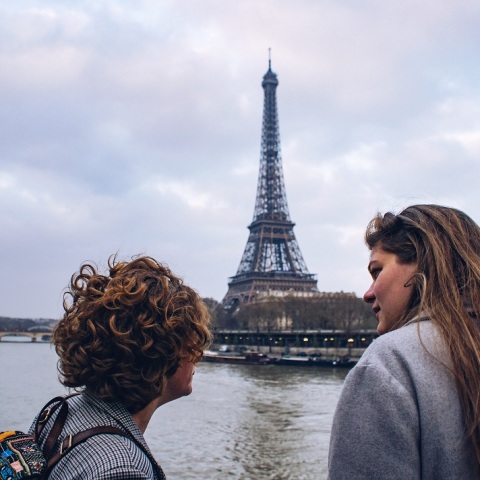 Άνδρας και γυναίκα κοιτούν τον πύργο του Άιφελ στο Παρίσι