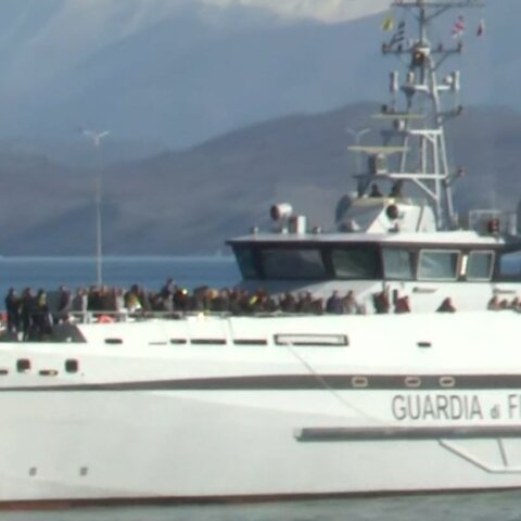 Το πλοίο που μεταφέρει τους επιβάτες φτάνει στο λιμάνι της Κέρκυρας