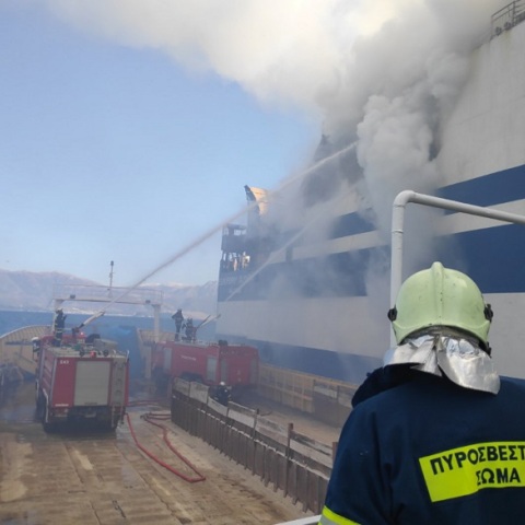 Φωτιά σε πλοίο: Διασώστες της ΕΜΑΚ πηγαίνουν στην Κέρκυρα